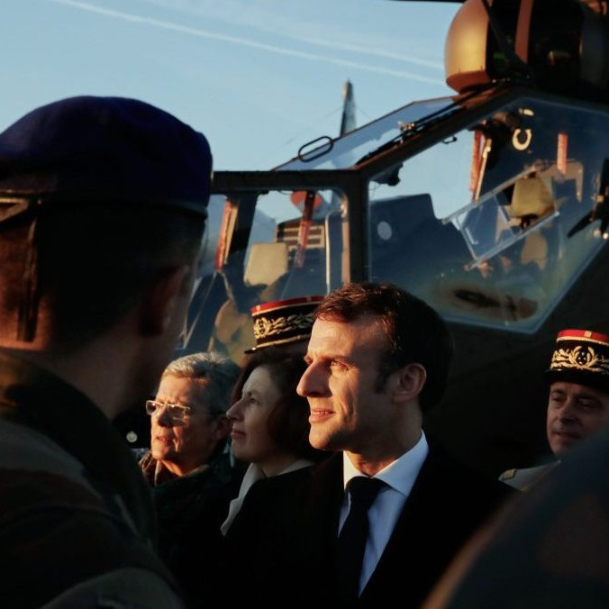 Na snímke francúzsky prezident Emmanuel Macron a francúzski vojaci.