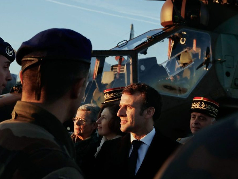 Na snímke francúzsky prezident Emmanuel Macron a francúzski vojaci.
