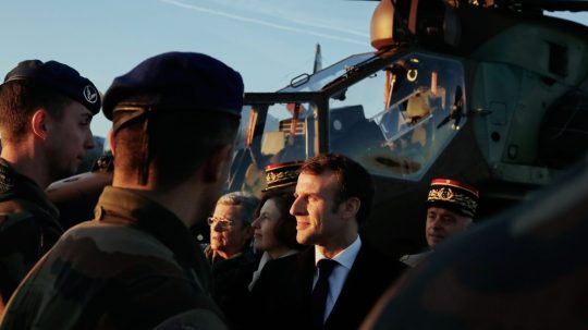 Na snímke francúzsky prezident Emmanuel Macron a francúzski vojaci.