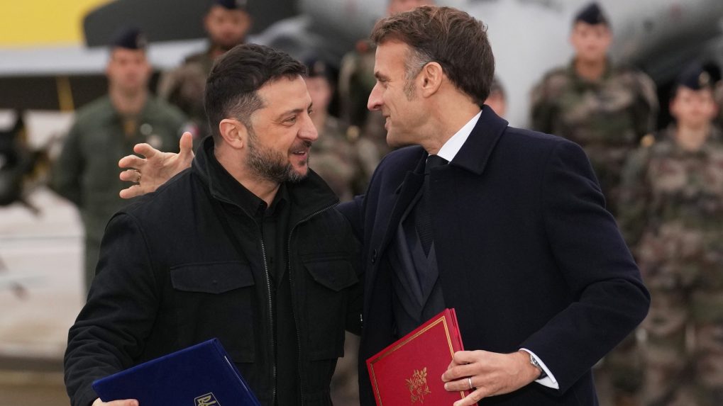 Zľava Volodymyr Zelenskyj s Emmanuelom Macronom.