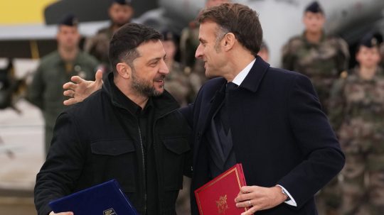 Zľava Volodymyr Zelenskyj s Emmanuelom Macronom.