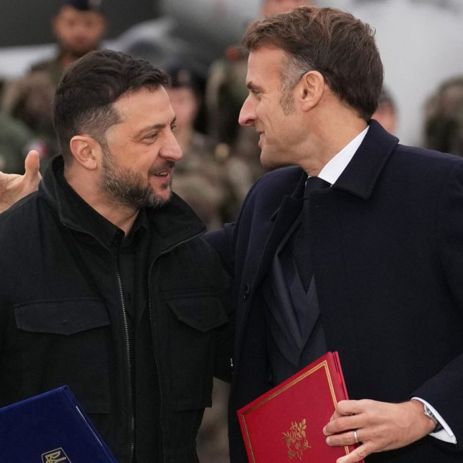 Zľava Volodymyr Zelenskyj s Emmanuelom Macronom.