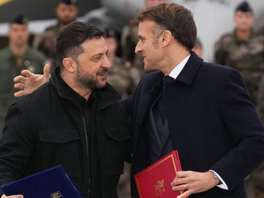 Zľava Volodymyr Zelenskyj s Emmanuelom Macronom.
