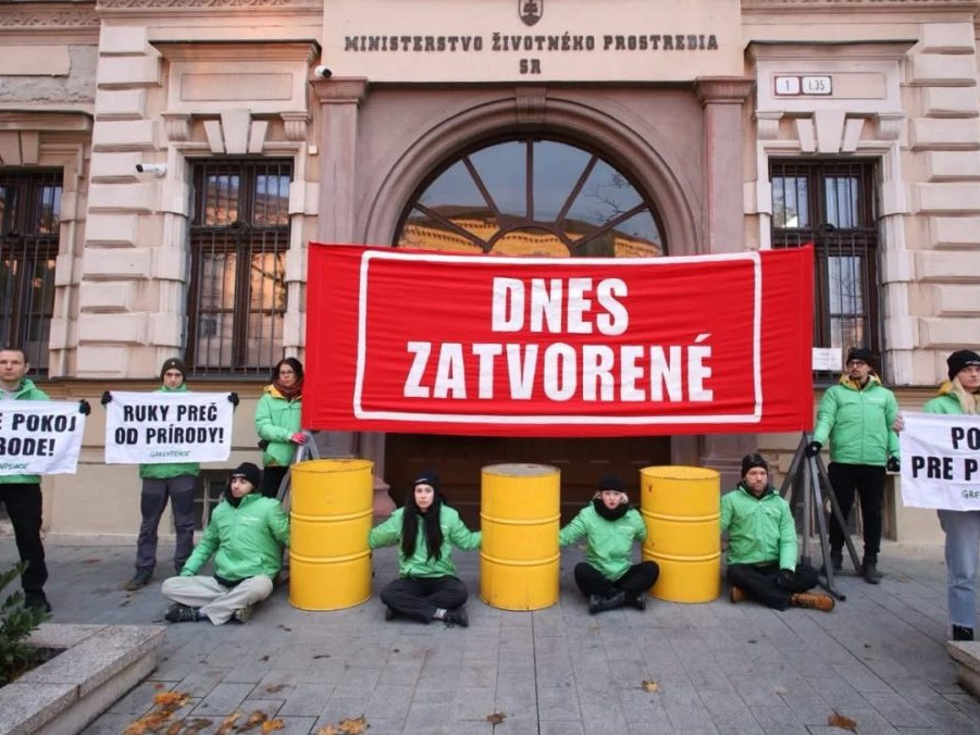 Greenpeace Slovensko blokujú rezort životného prostredia