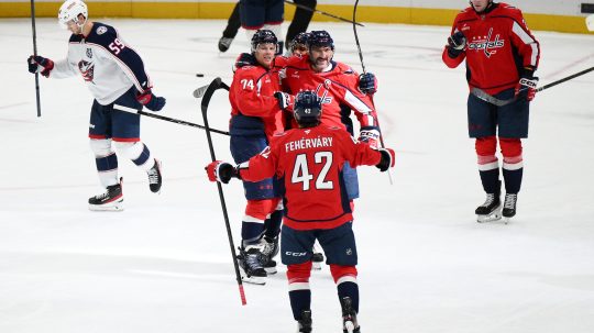 Na snímke sa hokejisti Washingtonu tešia z gólu.