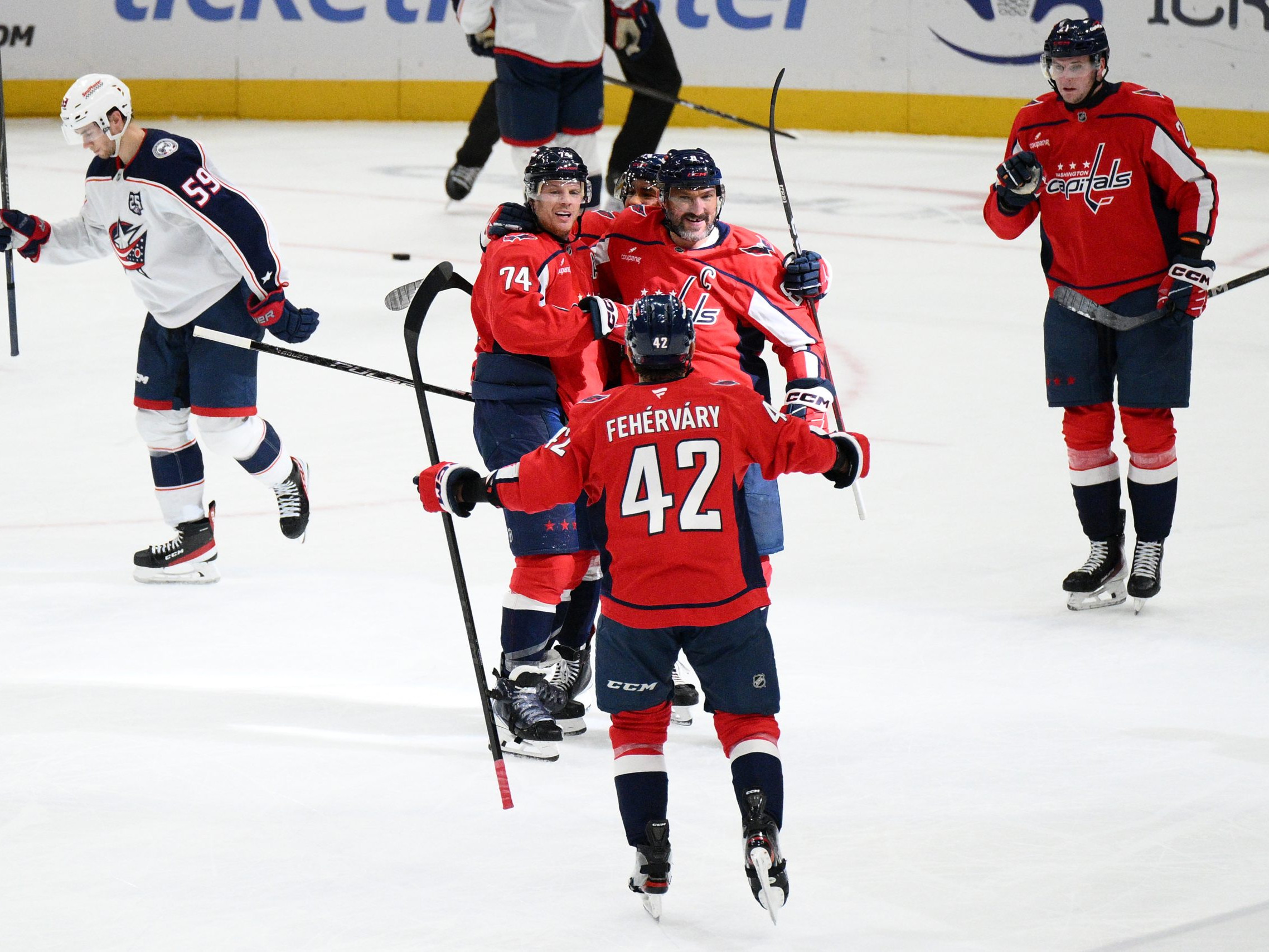 Na snímke sa hokejisti Washingtonu tešia z gólu.
