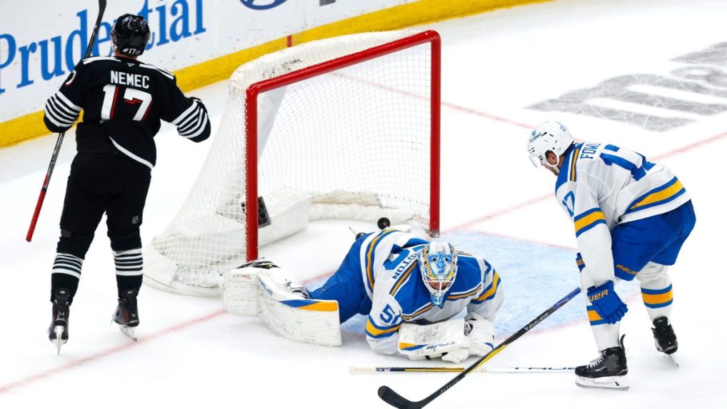 Na snímke Š. Nemec strieľa víťazný gól.