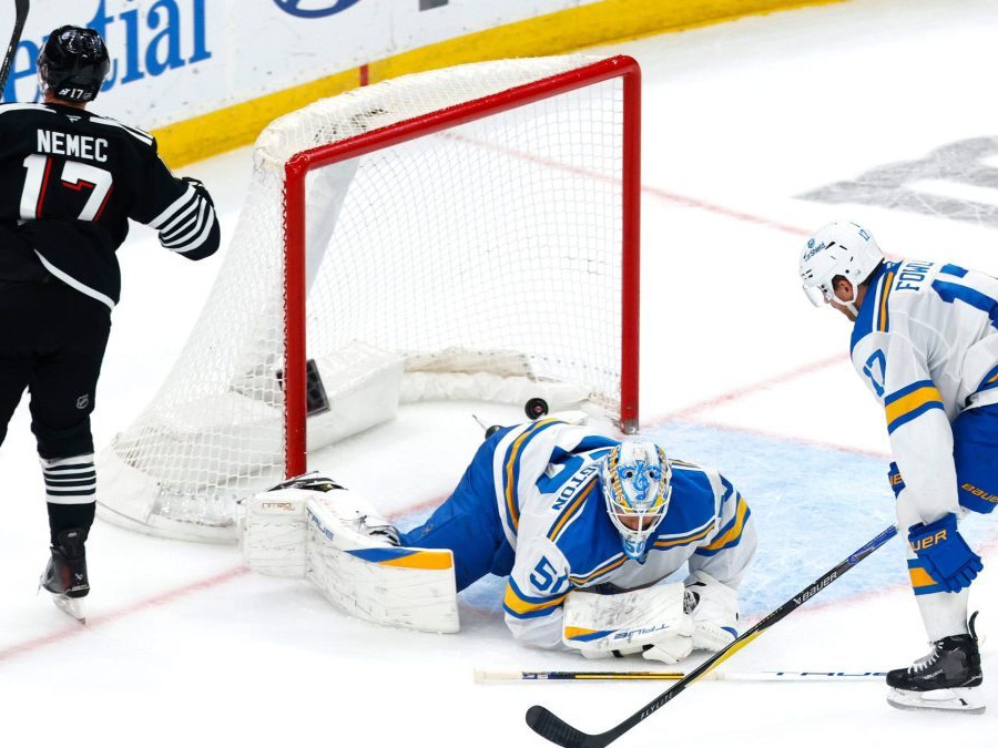 Na snímke Š. Nemec strieľa víťazný gól.