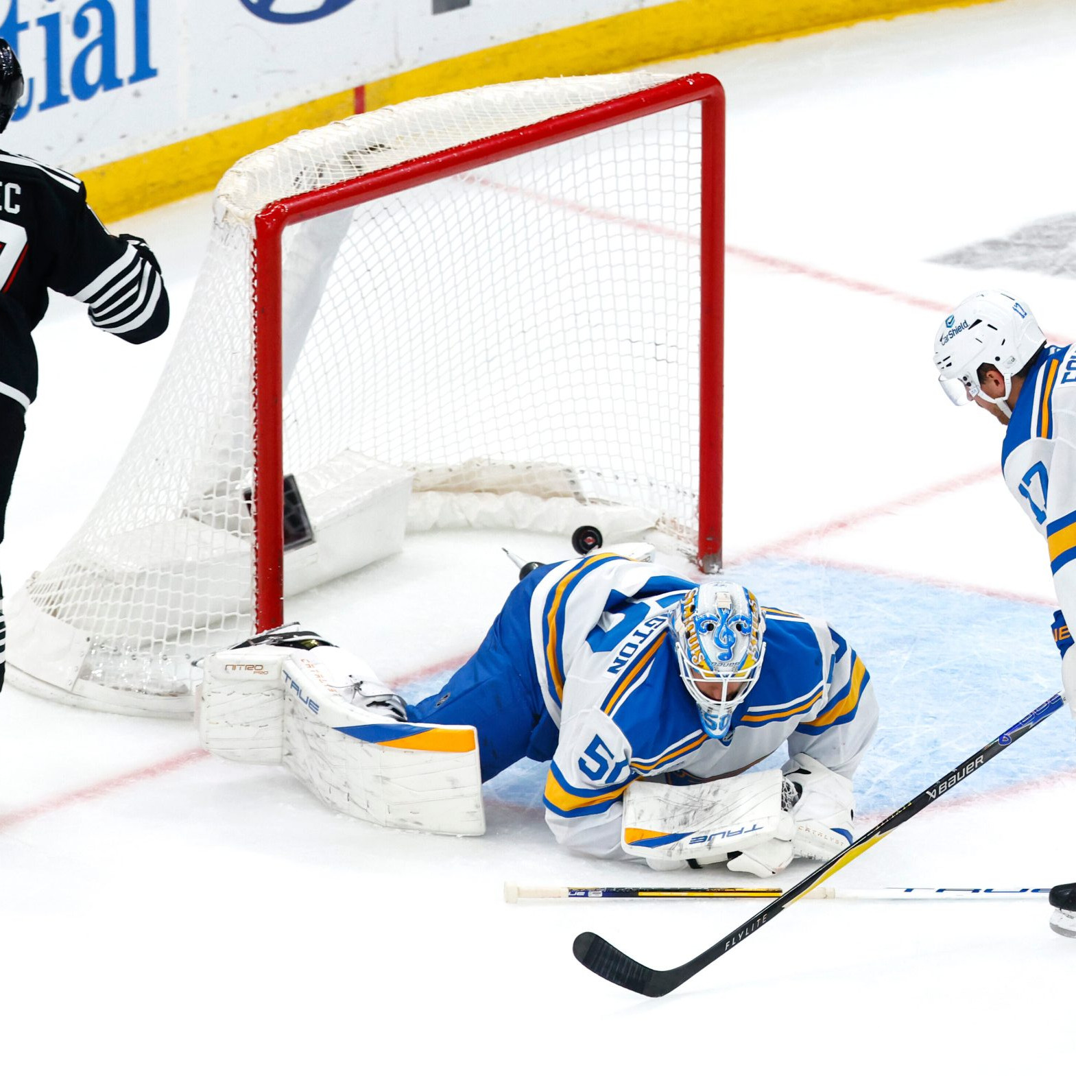 Na snímke Š. Nemec strieľa víťazný gól.