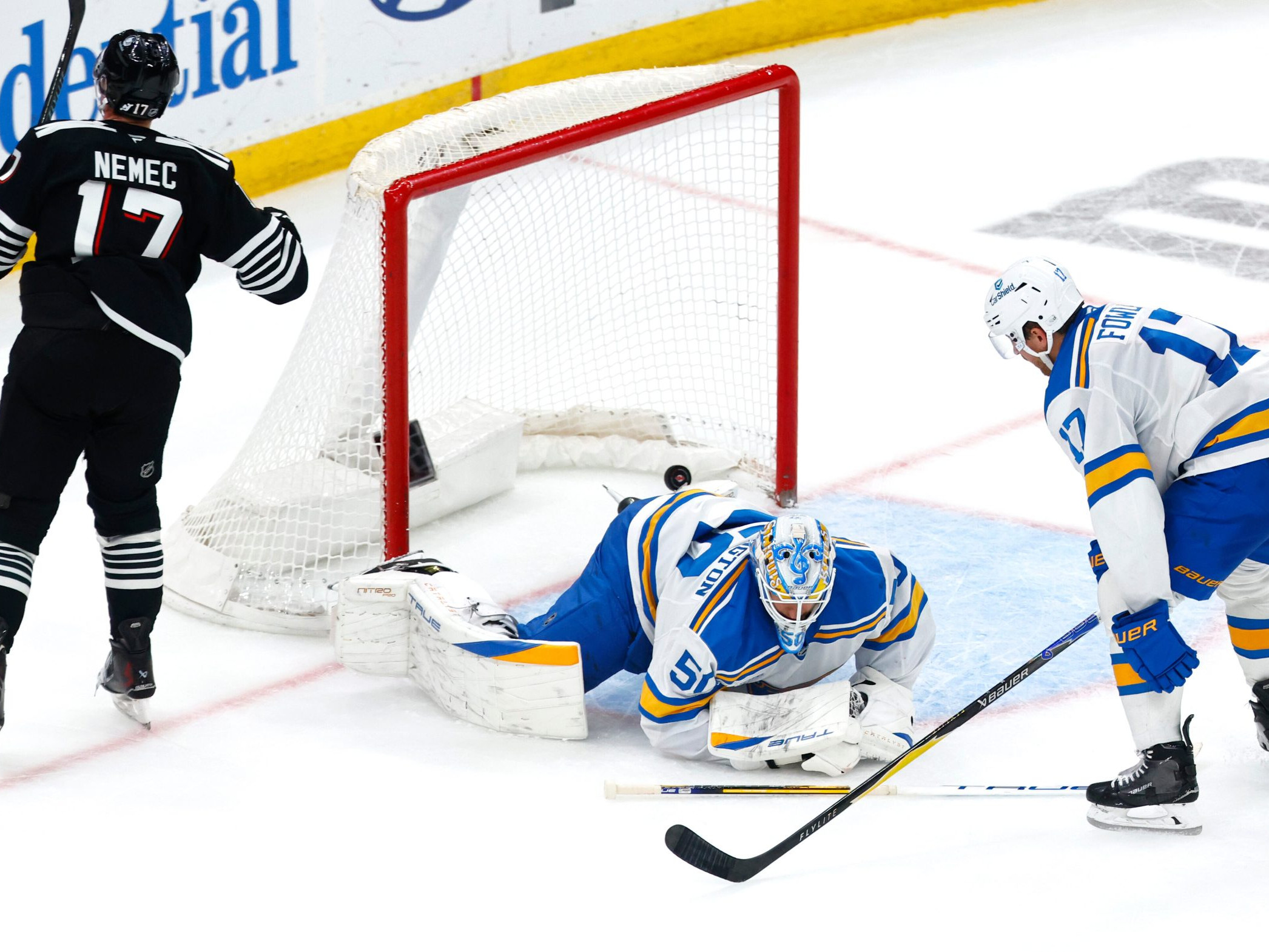 Na snímke Š. Nemec strieľa víťazný gól.