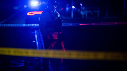 Na snímke policajt na mieste činu.