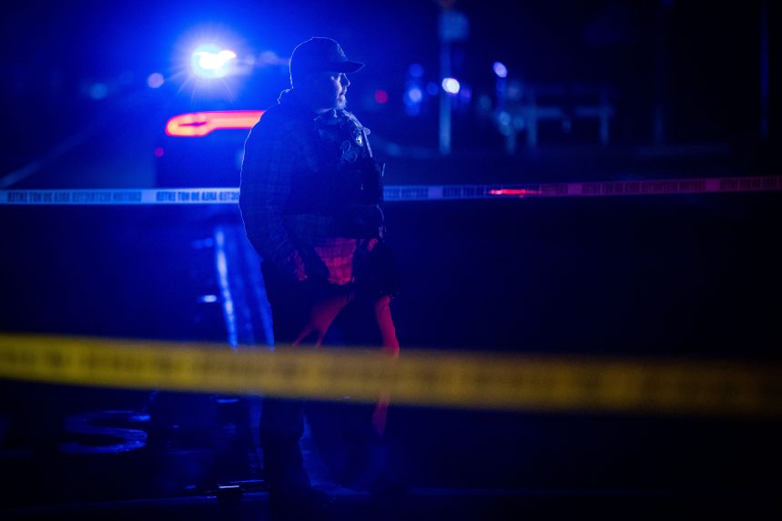 Na snímke policajt na mieste činu.