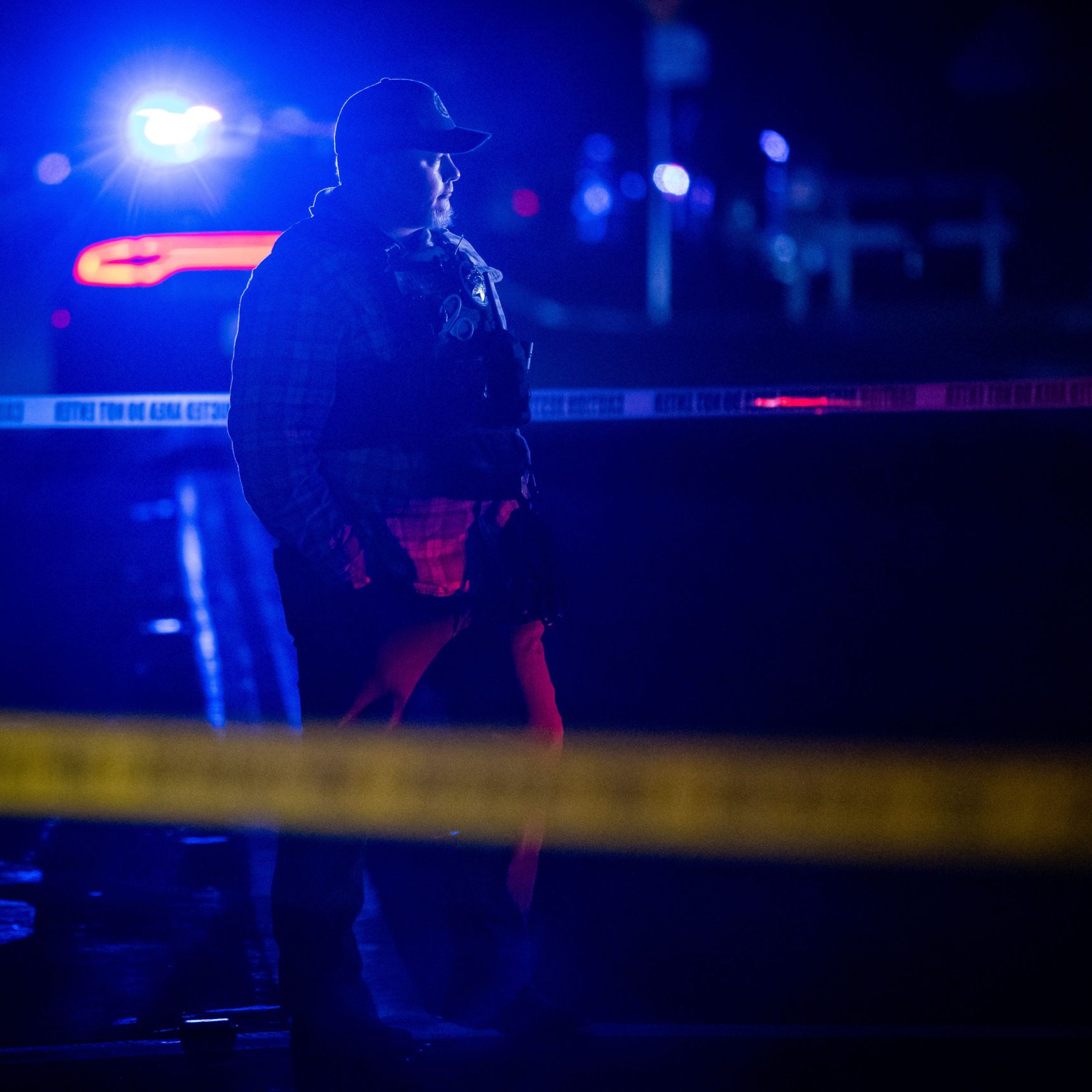 Na snímke policajt na mieste činu.