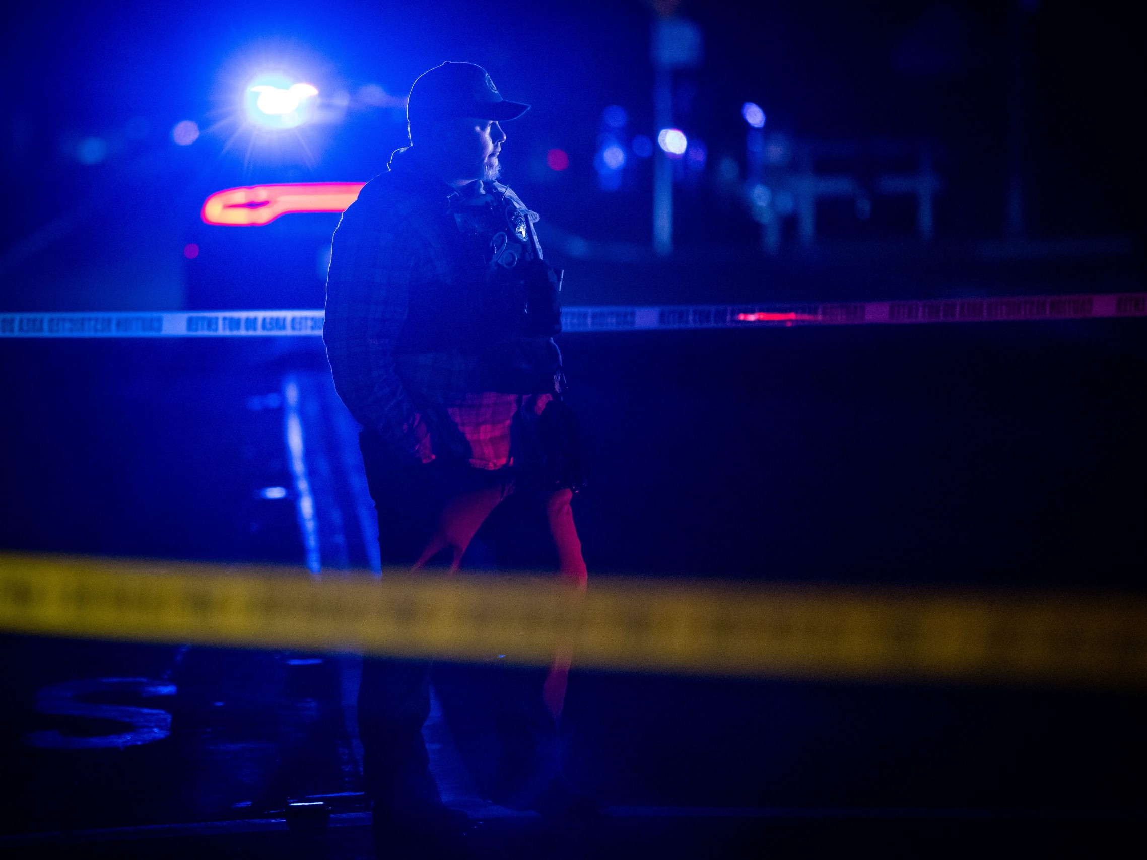 Na snímke policajt na mieste činu.