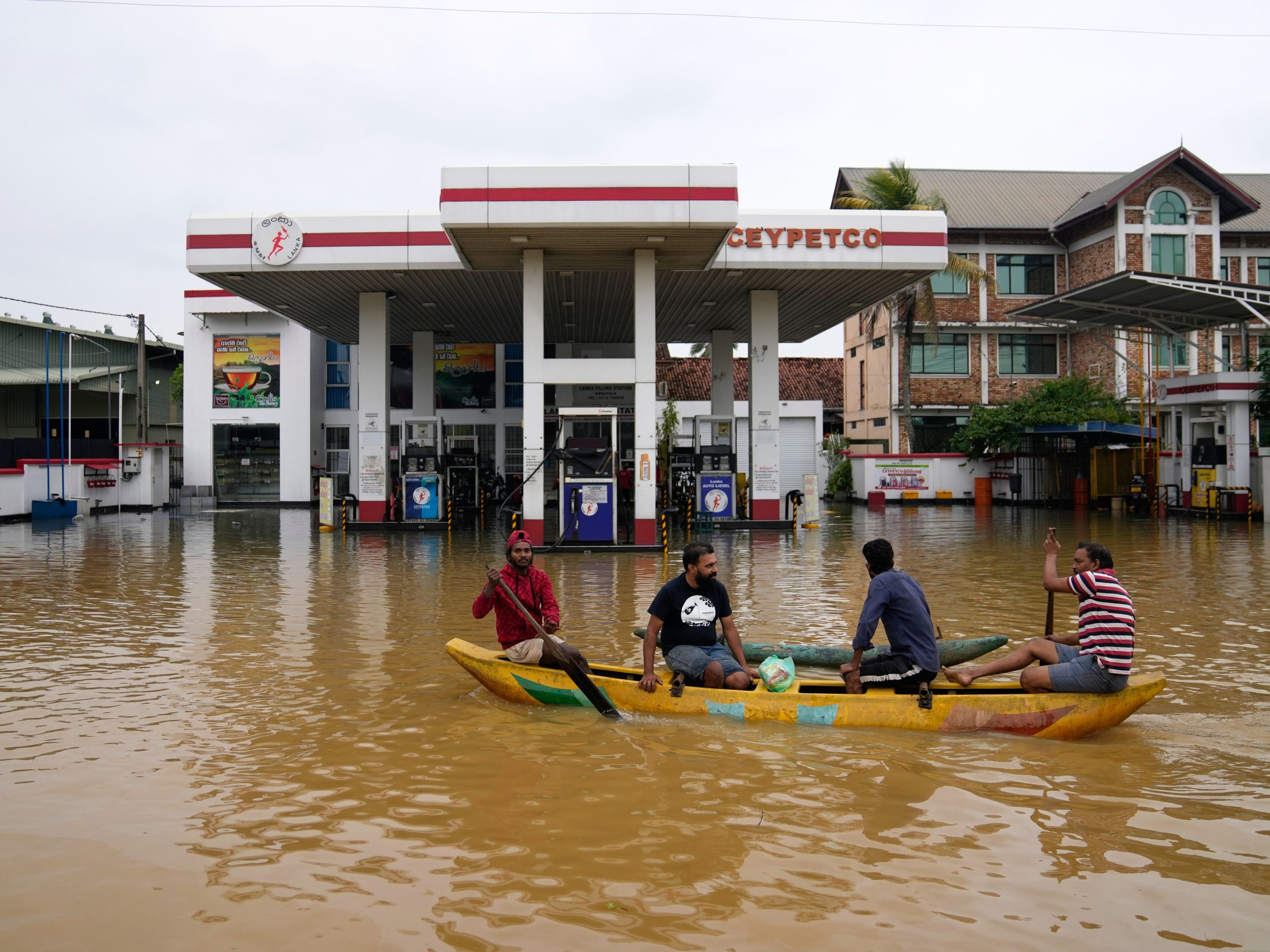 Na snímke ľudia na člne.
