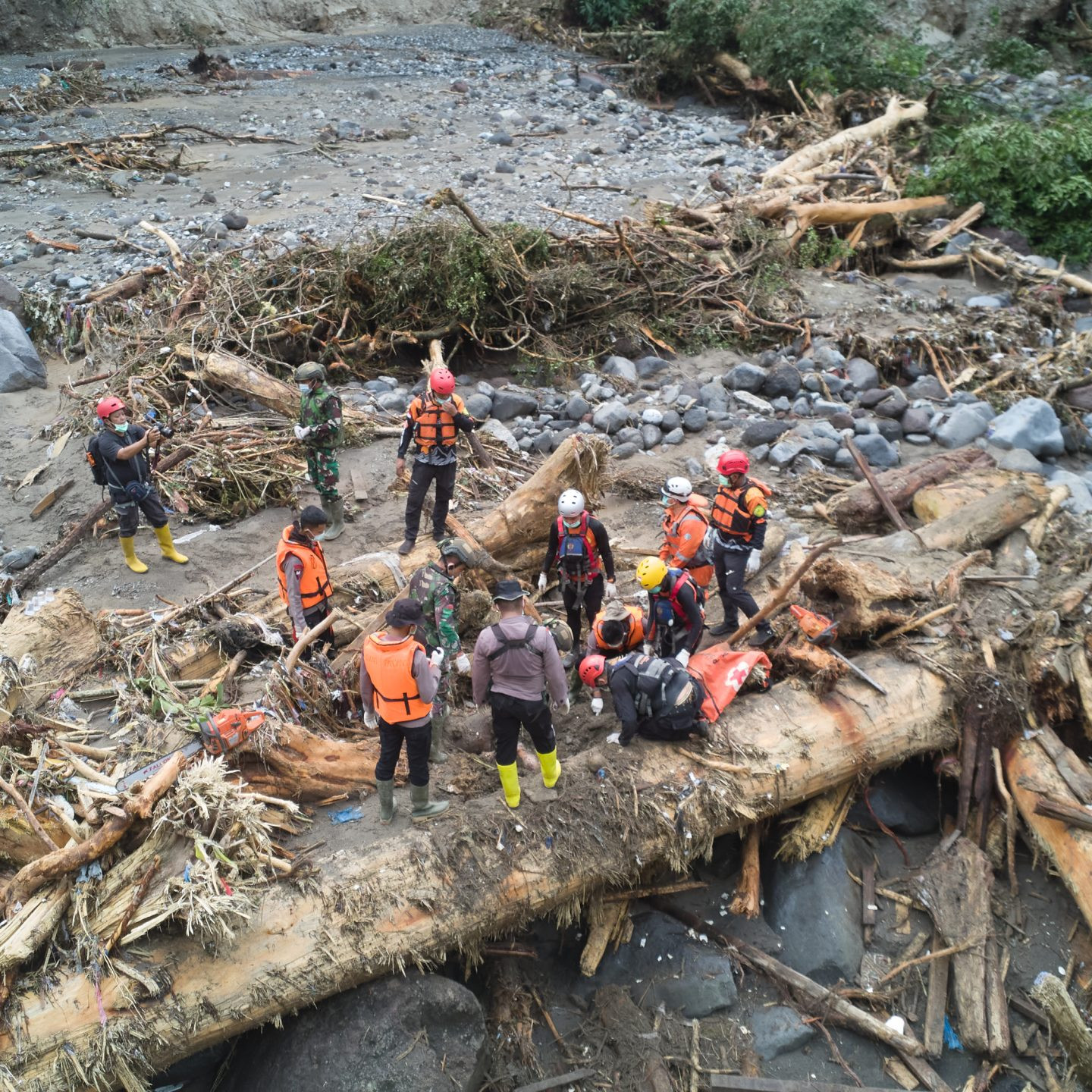 Na snímke záchranári pátrajú po nezvestných.