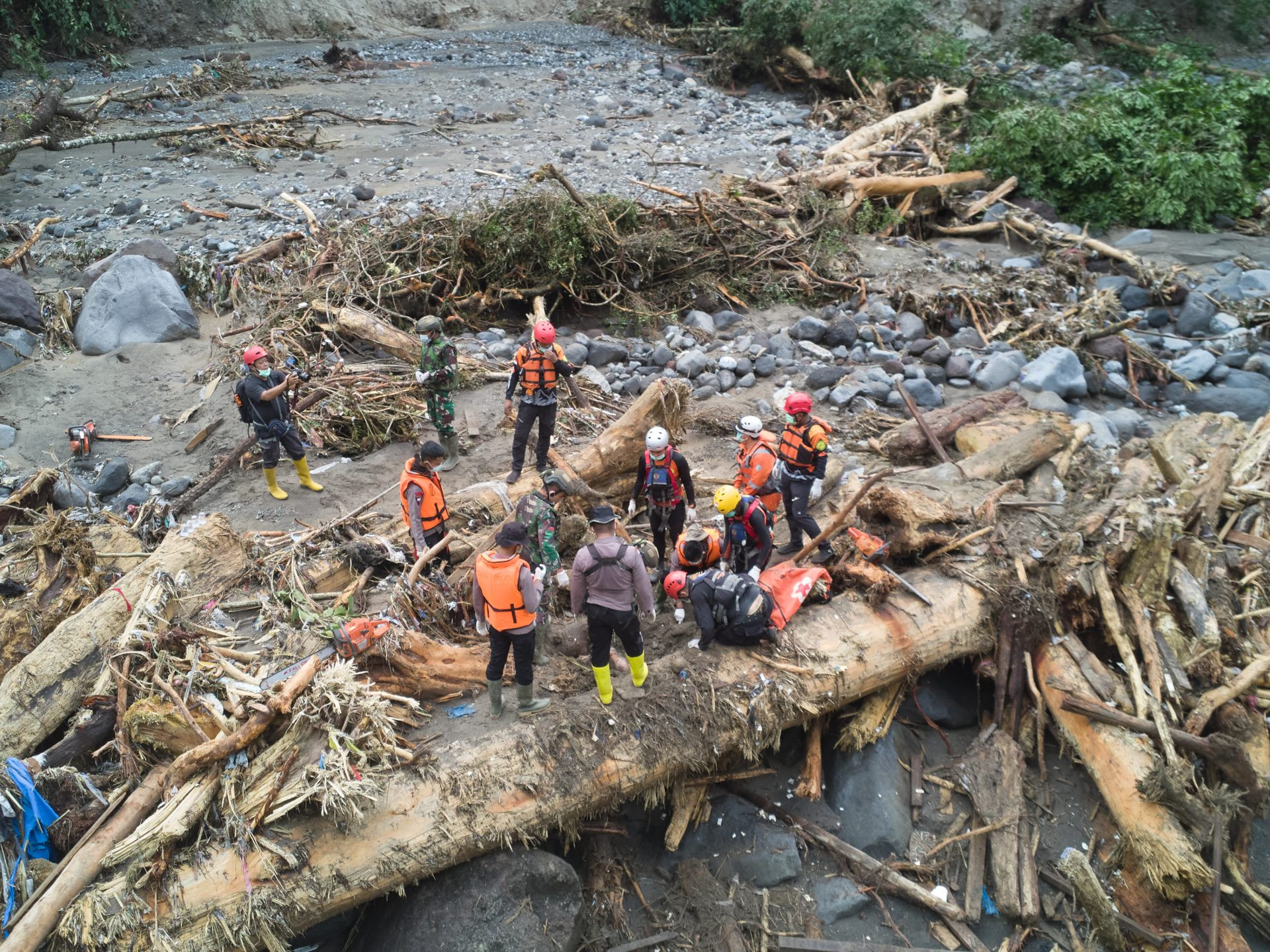 Na snímke záchranári pátrajú po nezvestných.