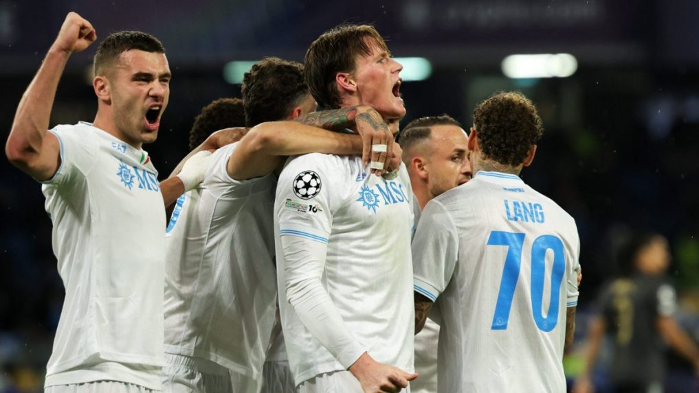 Hráč Neapolu Scott McTominay (uprostred) oslavuje gól so spoluhráčmi.