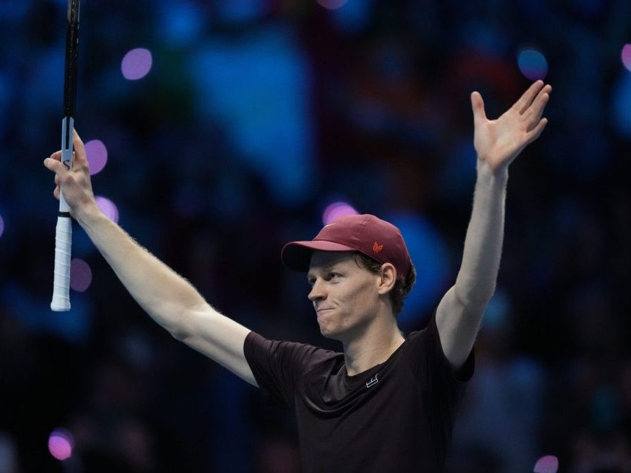 Jannik Sinner sa teší z víťazstva.