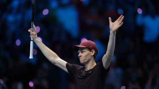 Jannik Sinner sa teší z víťazstva.