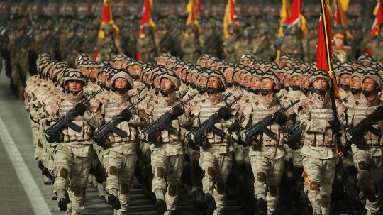 Severokórejská armáda počas vojenskej prehliadky.