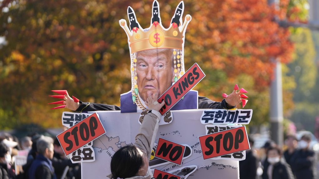 Protest proti americkej pomoci s jadrovými ponorkami.