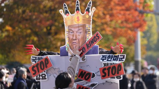 Protest proti americkej pomoci s jadrovými ponorkami.