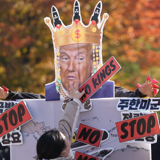 Protest proti americkej pomoci s jadrovými ponorkami.