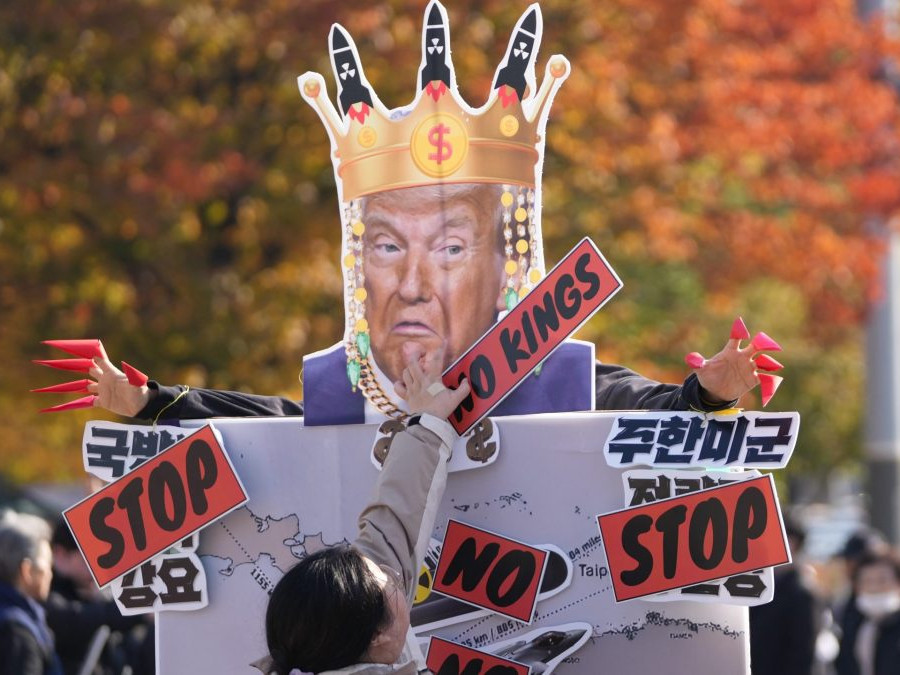 Protest proti americkej pomoci s jadrovými ponorkami.