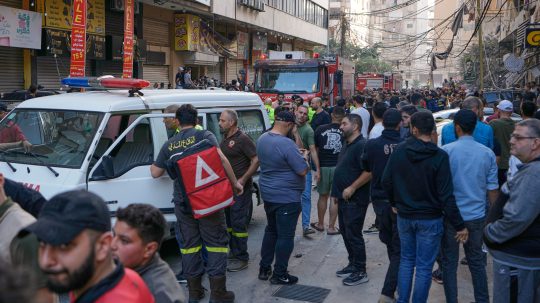 Ľudia sa zhromaždili na mieste, kde útočil Izrael.