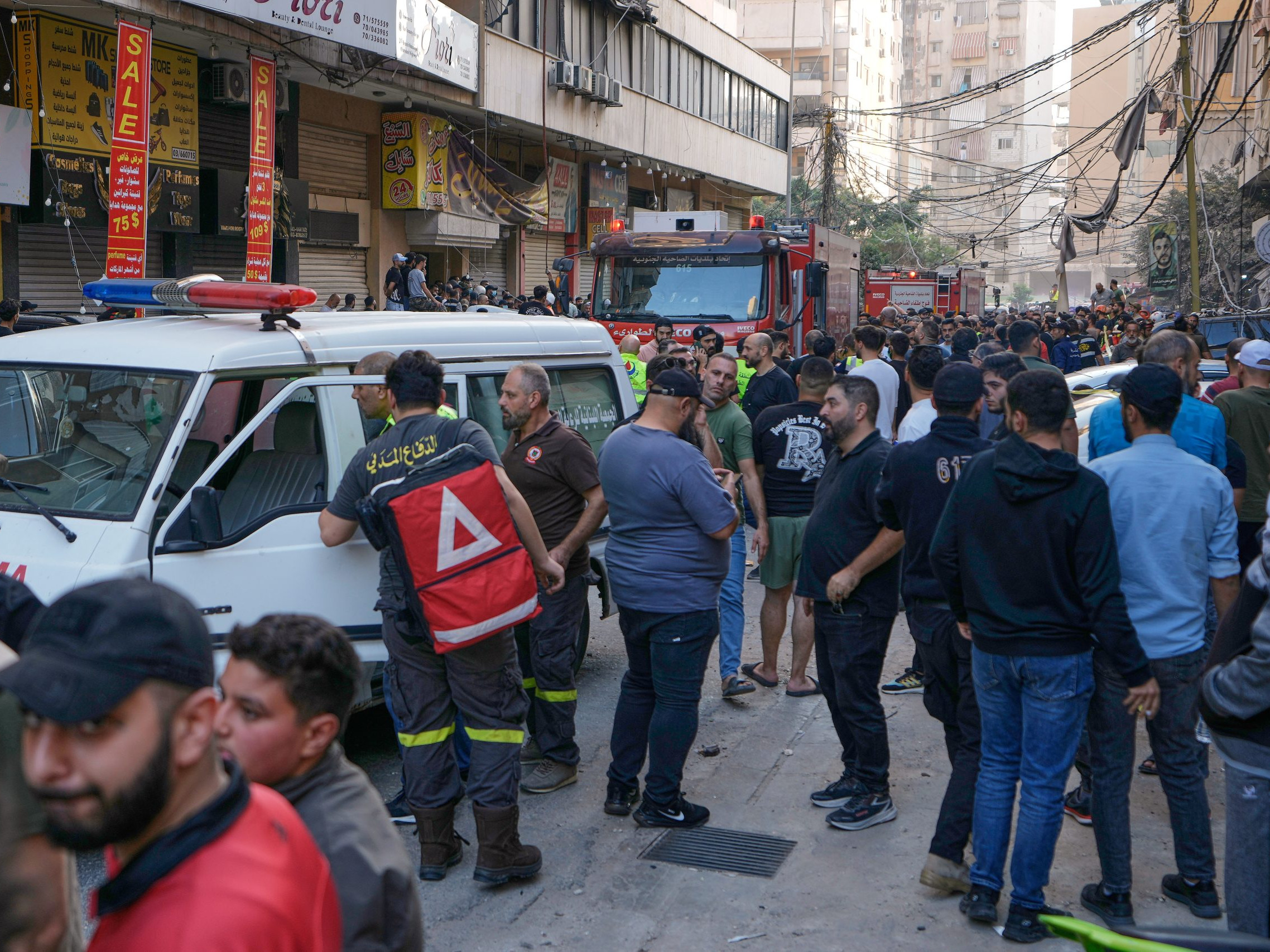 Ľudia sa zhromaždili na mieste, kde útočil Izrael.