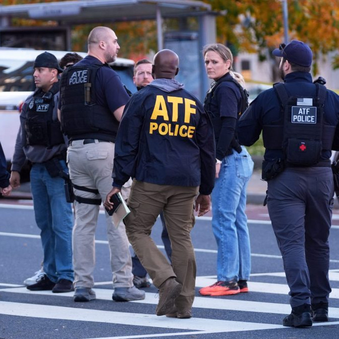 Príslušníci ATF neďaleko miesta streľby pri Bielom dome.