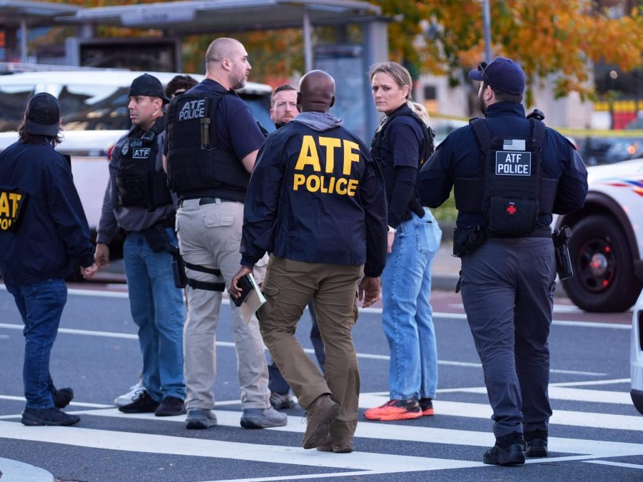 Príslušníci ATF neďaleko miesta streľby pri Bielom dome.