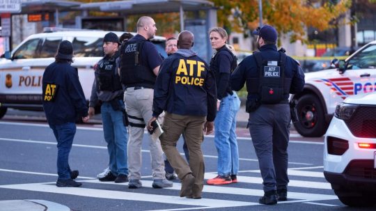 Príslušníci ATF neďaleko miesta streľby pri Bielom dome.