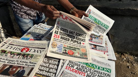 Noviny, v ktorých sa píše o únosoch v Nigérii.