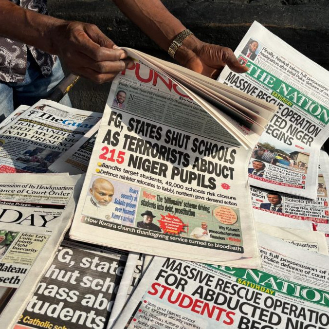 Noviny, v ktorých sa píše o únosoch v Nigérii.