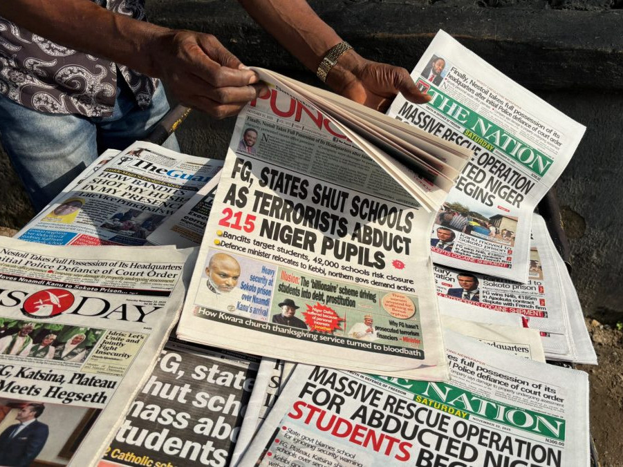 Noviny, v ktorých sa píše o únosoch v Nigérii.