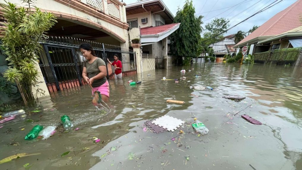 Obyvatelia vychÃƒÂ¡dzajÃƒÂº zo svojich zatopenÃƒÂ½ch domovov.