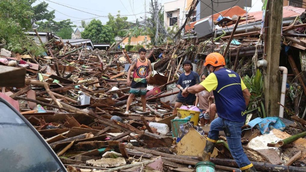 Následky povodní spôsobených tajfúnom Kalmaegi v meste Cebu.