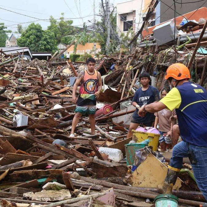 Následky povodní spôsobených tajfúnom Kalmaegi v meste Cebu.