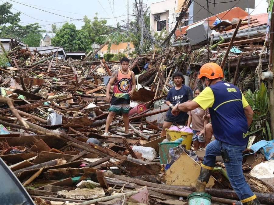 Následky povodní spôsobených tajfúnom Kalmaegi v meste Cebu.