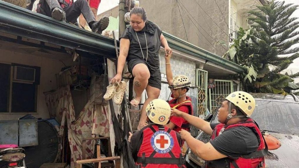 Záchranári pomáhajú ľuďom.