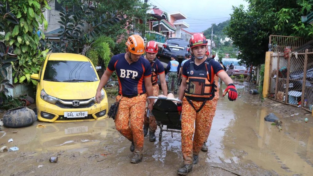 Záchranári nesú zraneného obyvateľa