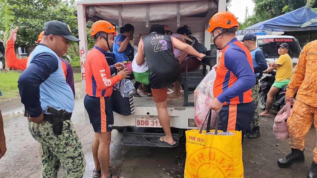 ľudia evakuovaní na Filipínach