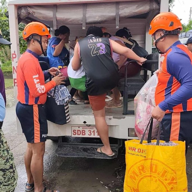 ľudia evakuovaní na Filipínach