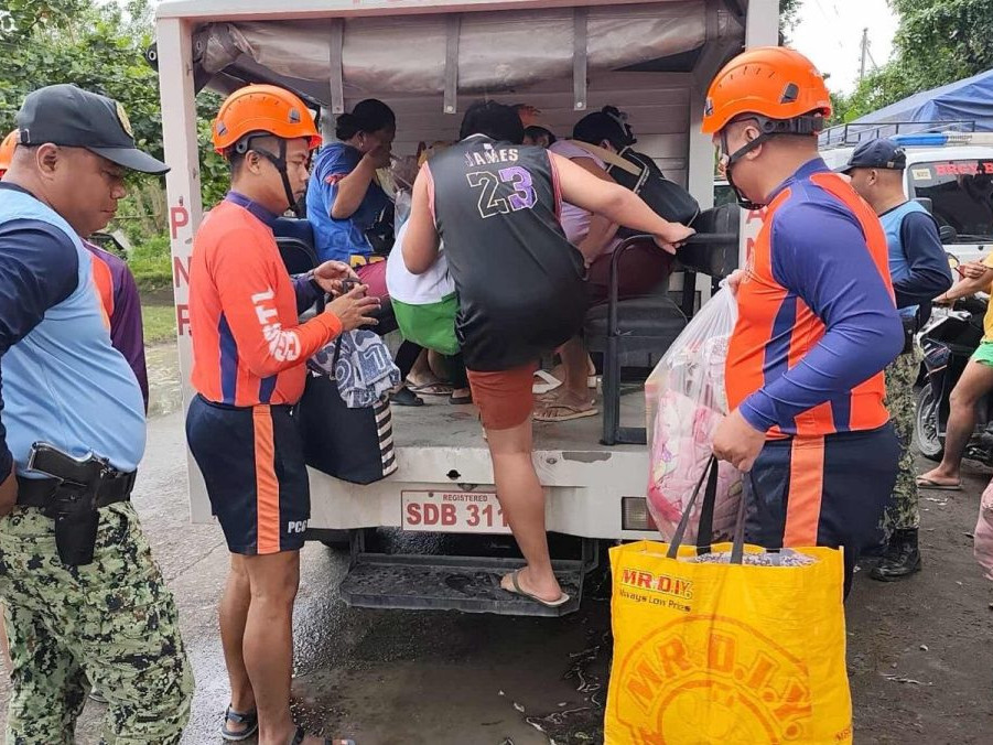 ľudia evakuovaní na Filipínach