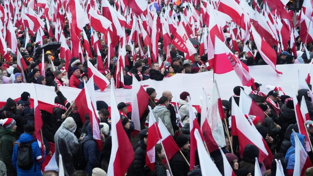 Ã„Â½udia sa zhromaÃ…Â¾Ã„ÂujÃƒÂº na Pochode nezÃƒÂ¡vislosti vo VarÃ…Â¡ave.