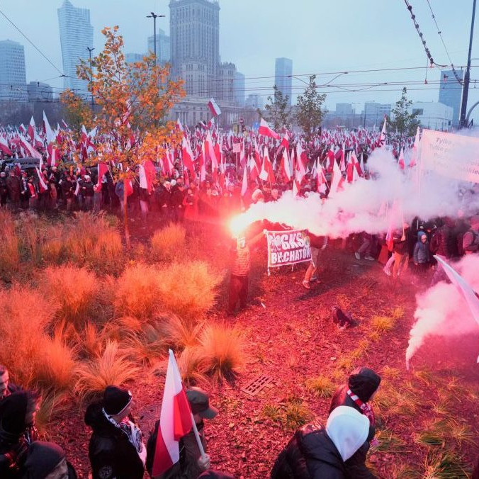 Vo Varšave sa na Pochode nezávislosti podľa mesta zišlo stotisíc ľudí: Organizátori hlásia až trikrát vyššiu účasť