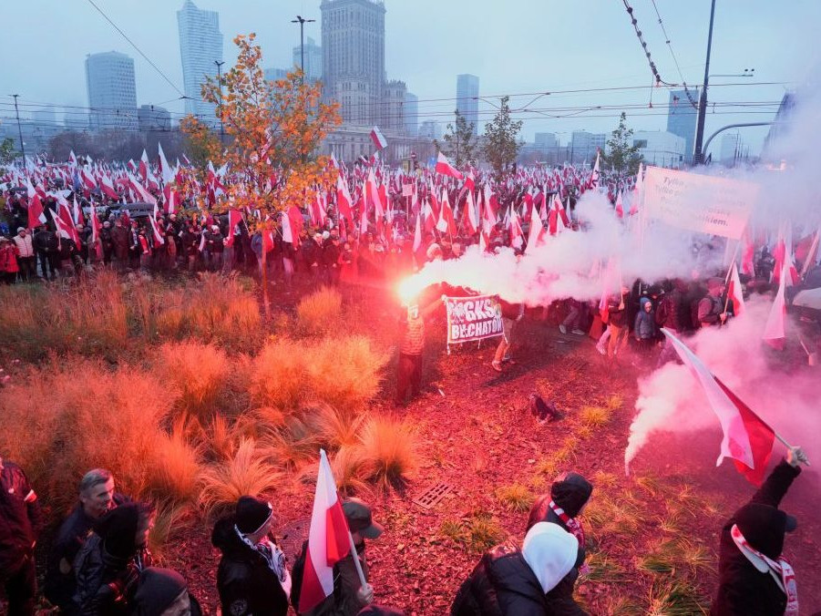 Vo Varšave sa na Pochode nezávislosti podľa mesta zišlo stotisíc ľudí: Organizátori hlásia až trikrát vyššiu účasť