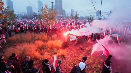 Vo Varšave sa na Pochode nezávislosti podľa mesta zišlo stotisíc ľudí: Organizátori hlásia až trikrát vyššiu účasť